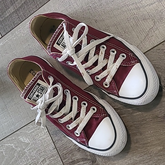Converse Shoes - Converse Chuck Taylors Lo-Top - Burgundy - Women's size 7 / Men's size 5
